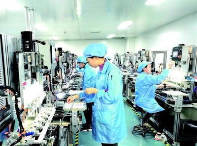 「圖片新聞」甘肅康視達科技集團工人正在隱形眼鏡生產線上作業