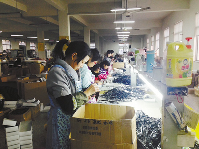 杜橋眼鏡負重觸網前行 去年網上成交額接近3億元