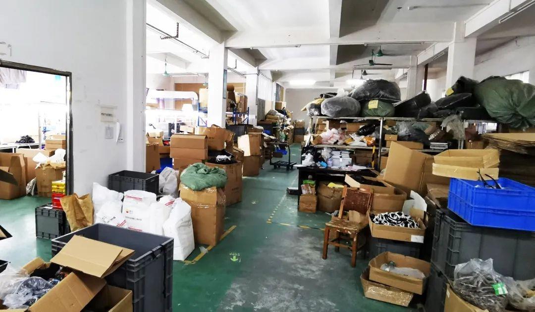 廣州花都警方搗毀一生產(chǎn)銷售假冒品牌運動眼鏡窩點